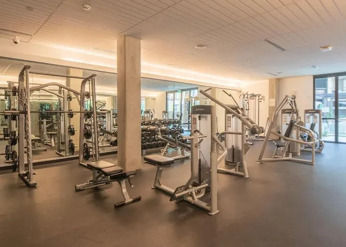 Stylish 1bd - Pool, Gym, Parking, W-d - Sleeps 4 *
