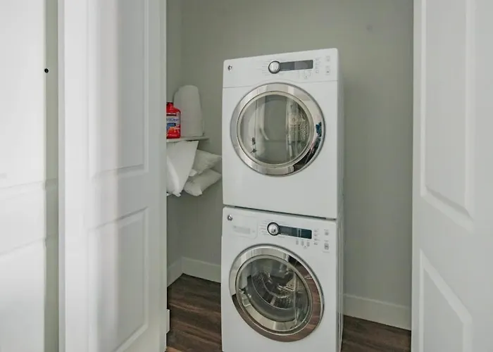 Stylish 1bd - Pool, Gym, Parking, W-d - Sleeps 4 *
