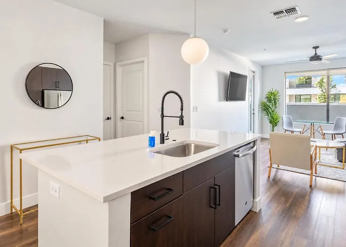 Stylish 1bd - Pool, Gym, Parking, W-d - Sleeps 4 *